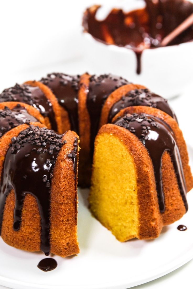 bolo de cenoura fofinho com calda de chocolate
