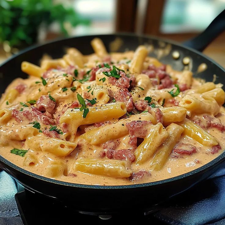 O macarrão cremoso de panela só é o tipo de prato que resolve a vida: poucos ingredientes, quase nenhuma louça e um sabor que abraça.