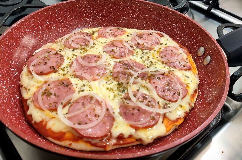 Faça uma pizza caseira deliciosa e crocante em apenas 10 minutos — direto na frigideira, sem precisar de forno.