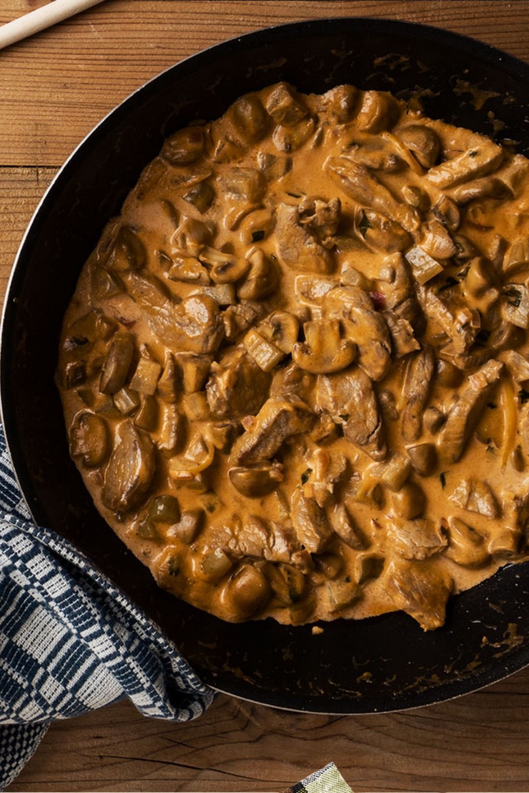 O strogonoff de carne mais cremoso e fácil da sua vida — com molho rosado, carne macia e batata palha crocante.